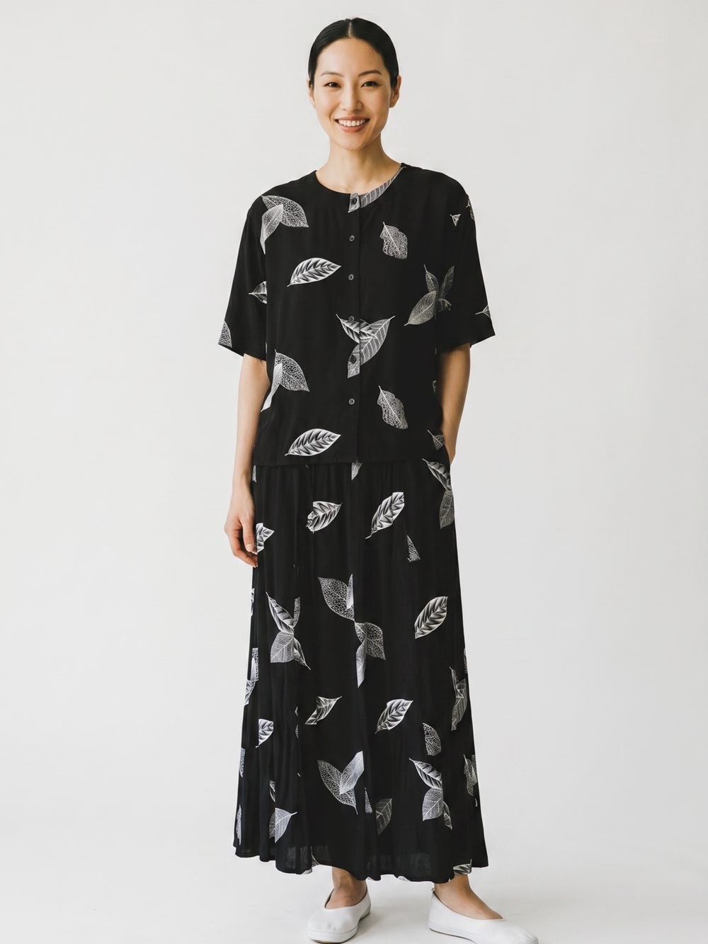 Womanhood two piece blouse and matching skirt. Leaf patter. Size large GUC